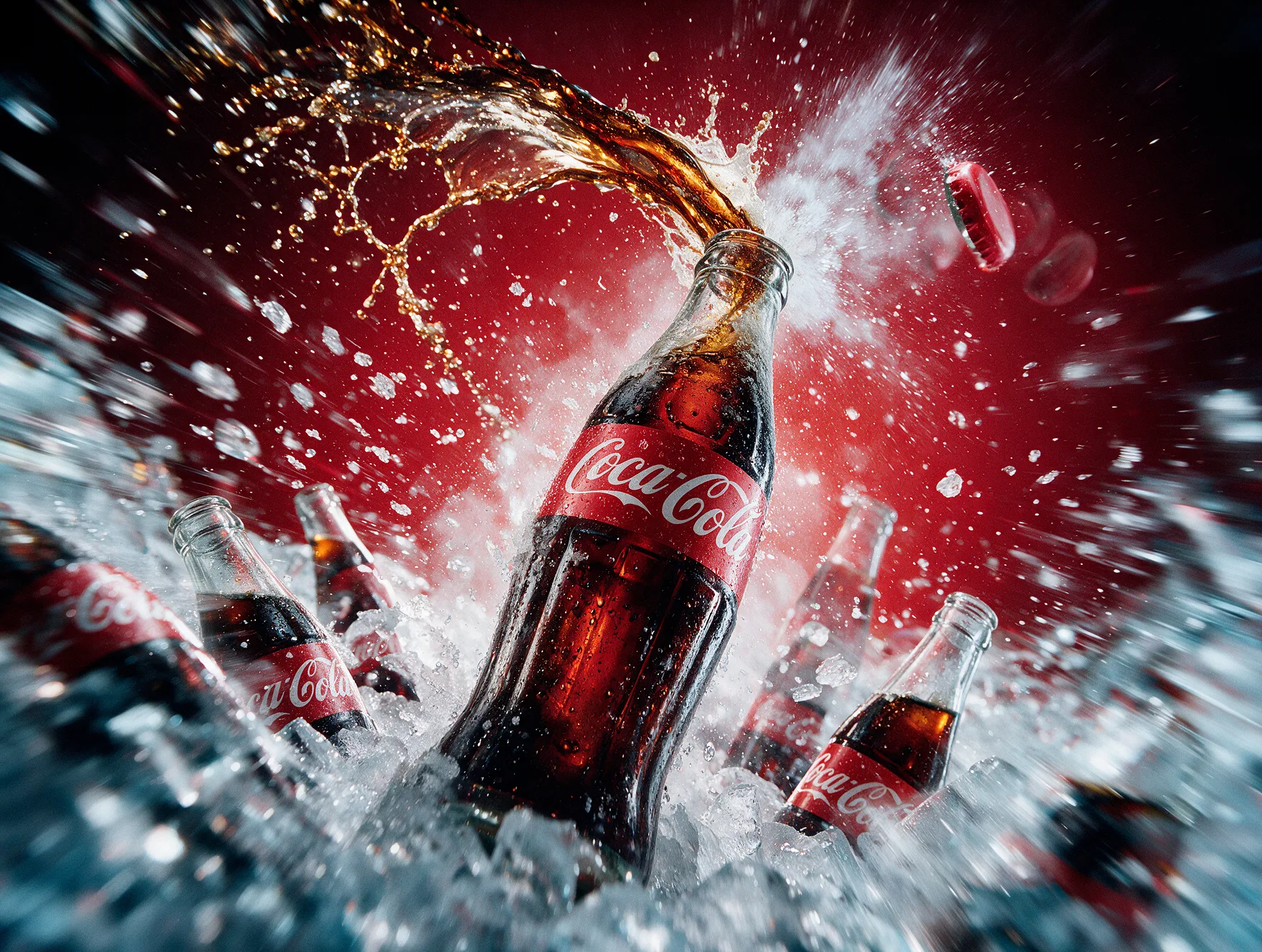 Botella de Coca-Cola explotando en espuma entre hielo, con la tapa volando sobre fondo rojo.