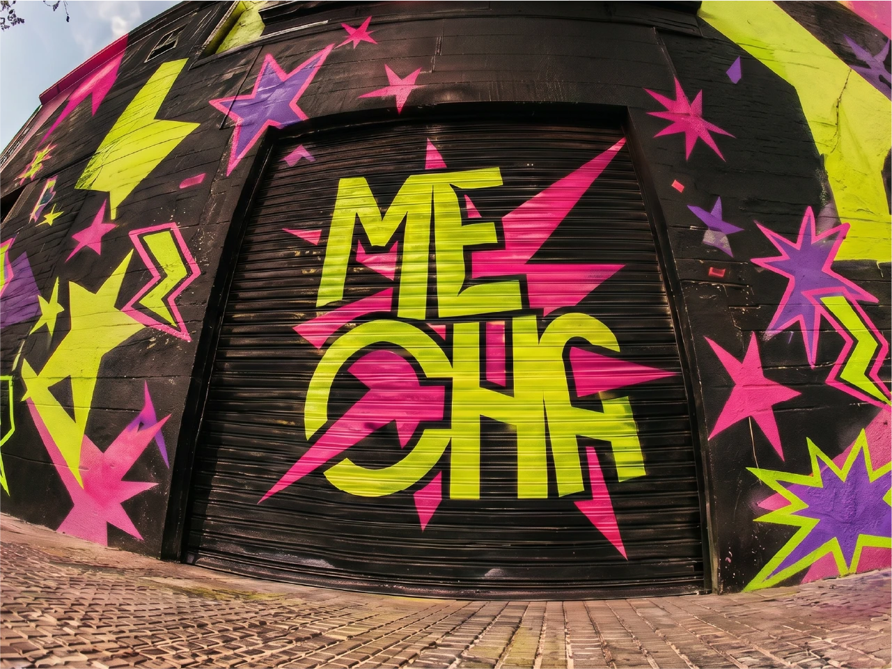 Persiana pintada con el logo de Mecha en verde flúor, rodeada de estrellas rosas y violetas sobre negro.